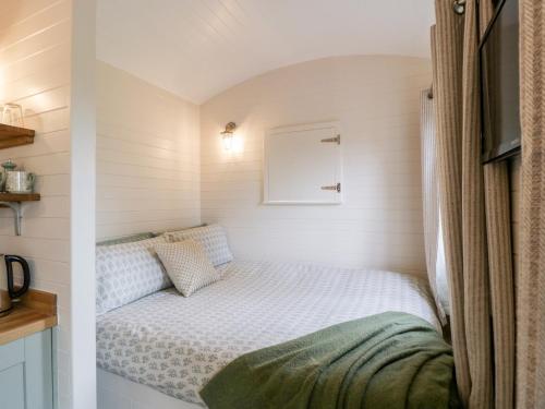 KembleBeech的小房间的小卧室配有床