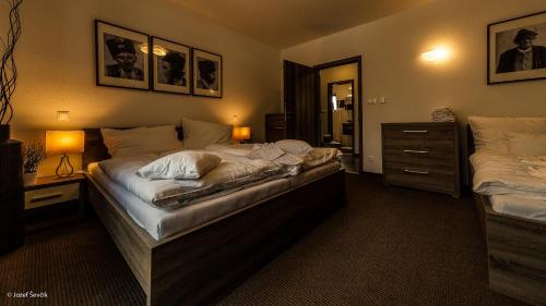 特尔乔夫木栅公寓的一间卧室配有两张床、一个梳妆台和两盏灯。