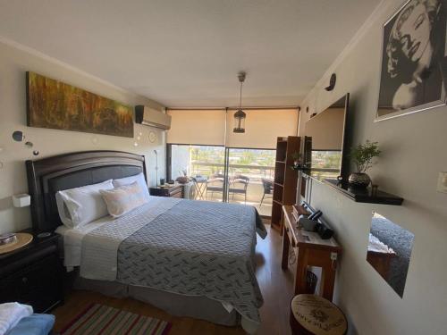 圣地亚哥Descanso y Tranquilidad的一间卧室配有一张床,享有庭院的景色
