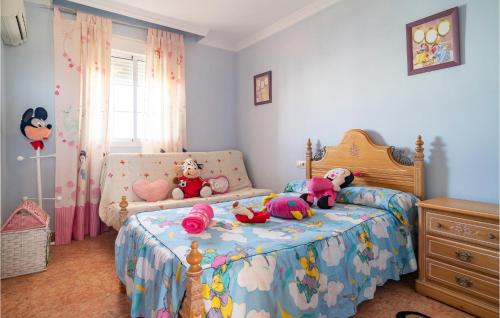 埃尔卡沃德加塔Stunning Apartment In Cabo De Gata With Kitchen的一间卧室,床上放着动物