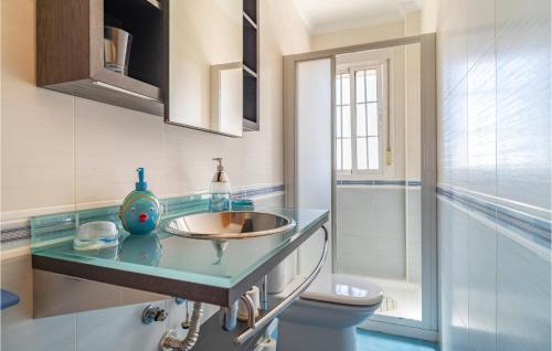 埃尔卡沃德加塔Stunning Apartment In Cabo De Gata With Kitchen的一间带水槽和卫生间的浴室