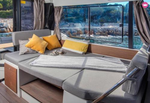 那不勒斯SuiteOnBoat的车船中的一张床位,带窗户