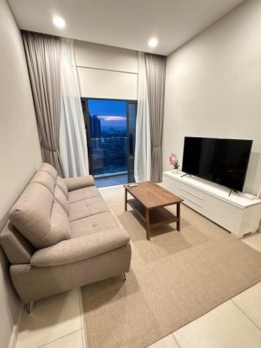 吉隆坡Reizz Residence By Leo Suites的带沙发和平面电视的客厅