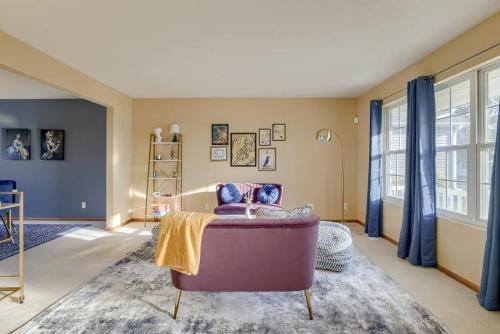 奥马哈Cozy Winter Retreat with Modern Minimalist Charm的客厅配有紫色沙发和窗户
