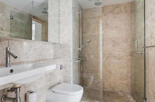 新加坡The Majestic Mile 1BR Apartment in Singapore!的浴室配有卫生间、盥洗盆和淋浴。