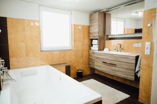 海特斯海姆Idylische Ferienunterkunft的浴室设有白色水槽和镜子