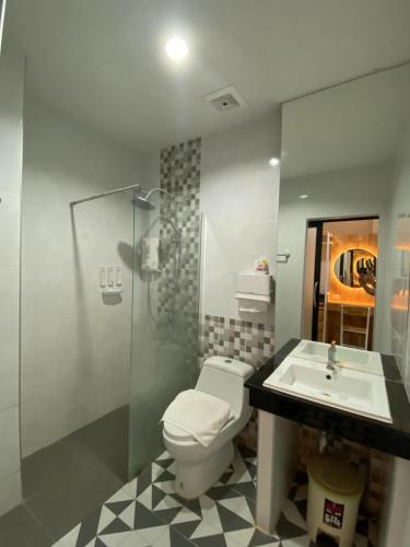 彭世洛Love you Hotel的浴室配有卫生间、盥洗盆和淋浴。