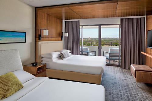 圣安东尼奥San Antonio Marriott Northwest Medical Center的酒店客房设有两张床和一个阳台。
