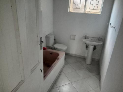 比勒陀利亚Las Palmas Day & Night Guest House的带浴缸、卫生间和盥洗盆的浴室