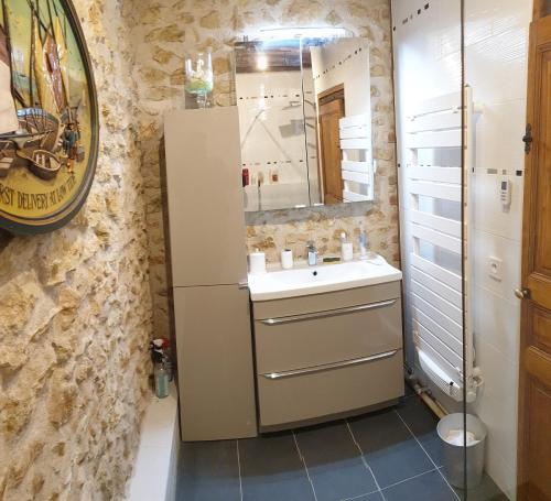 Beaumont-la-RonceLa Chauvellière, un écrin de verdure dans un cadre historique的一间带水槽和镜子的浴室
