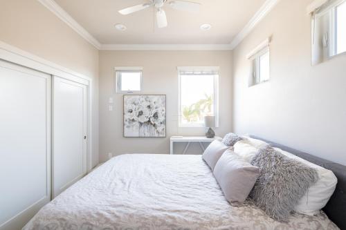 圣地亚哥4048 Stylish condo in Hillcrest Mission Hills的一间卧室配有带白色床单和枕头的床。