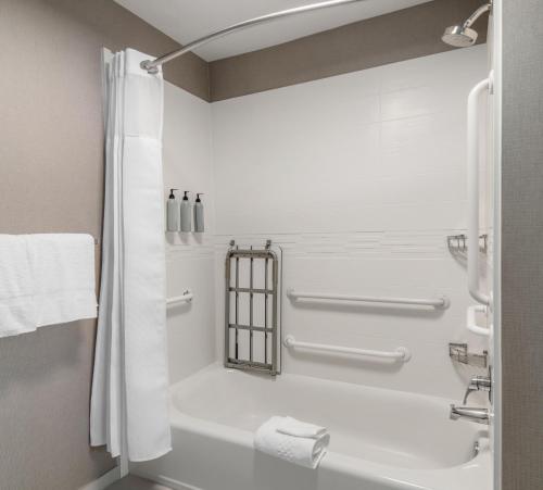 格伦代尔凤凰城格伦代尔体育娱乐区住宅旅馆的设有带浴缸和淋浴的浴室。