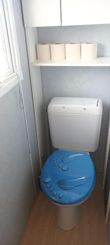 米德尔克尔克cottage Tangro的一间小浴室,内设带蓝色盖子的卫生间
