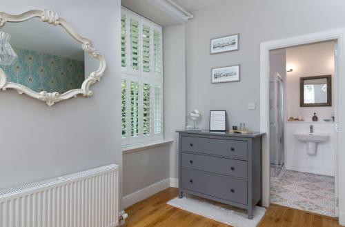 邓迪Westwood Cottage的一间带水槽、镜子和梳妆台的浴室