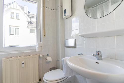 韦瑟灵GOLDVILLA - Wesseling的一间带水槽、卫生间和镜子的浴室