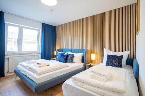 韦瑟灵GOLDVILLA - Wesseling的蓝色和白色的客房内的两张床