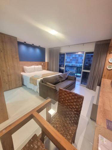 巴西利亚Vision Executive Premium Esplanada的酒店客房,配有床和沙发