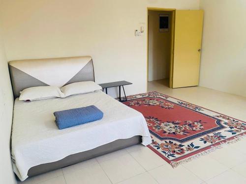 CukaiCASA ADELIA GUESTHOUSE 2 DESA SOLEHAH的一间卧室配有一张大床和地毯。