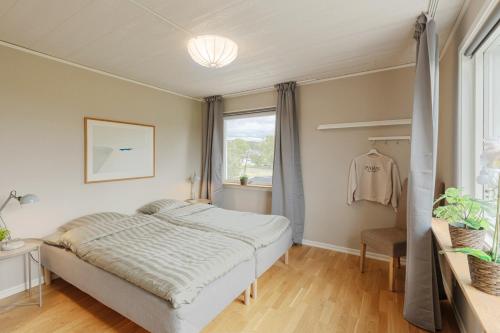 ÖdsmålComfortable guest rooms with fully equipped kitchen and cosy living room.的一间卧室设有一张床和一个窗口