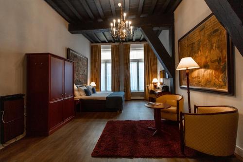 贝亨奥普佐姆德拉科住宿大酒店的客厅配有沙发和一张位于房间的床
