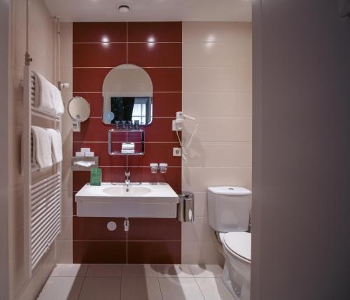 贝亨奥普佐姆德拉科住宿大酒店的一间带水槽和卫生间的浴室