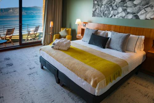 普孔Park Lake Luxury Hotel的一间带大床的卧室和一个阳台