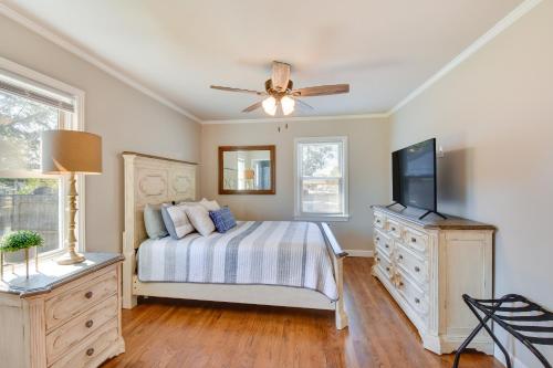 格林维尔Greenville Vacation Rental - 3 Mi to Downtown!的一间卧室配有一张床和一台平面电视