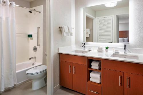 曼哈顿海滩洛杉矶国际机场/曼哈顿海滩原住客栈的一间带水槽、卫生间和镜子的浴室