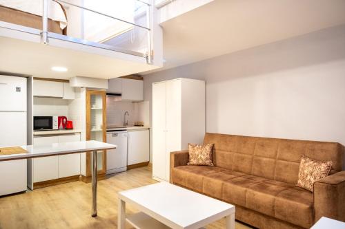 伊兹密尔芬家园公寓的客厅配有沙发和桌子