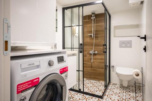 伊兹密尔芬家园公寓的一间带卫生间的浴室内的洗衣机