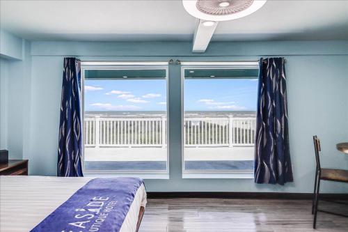 阿兰瑟斯港Seaside Boutique Hotel, Waves At Your Doorstep的一间卧室设有海景窗户