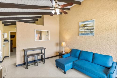 克里斯琴斯特德One blue Caribbean View condo的客厅配有蓝色的沙发和桌子