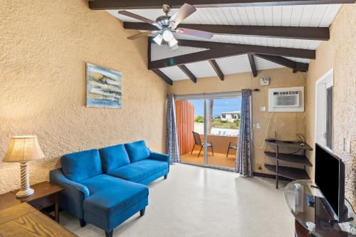 克里斯琴斯特德One blue Caribbean View condo的客厅配有蓝色的沙发和吊扇