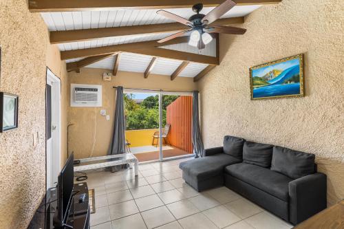 克里斯琴斯特德Caribbean View for You condo的带沙发和吊扇的客厅