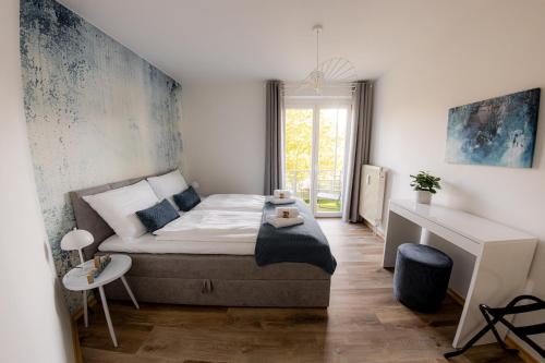 帕绍Come4Stay Passau - Wohnung Guby - 2 Zimmer I bis zu 4 Gäste的一间小卧室,配有一张床和一张书桌