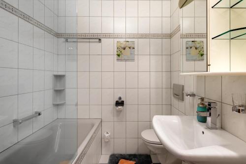 弗拉绍Landhaus Josefa的带浴缸、卫生间和盥洗盆的浴室