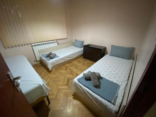 特尔戈维什特Luxury Apartment near Varna, located in Targovishte的一间设有两张床和两张床铺的房间