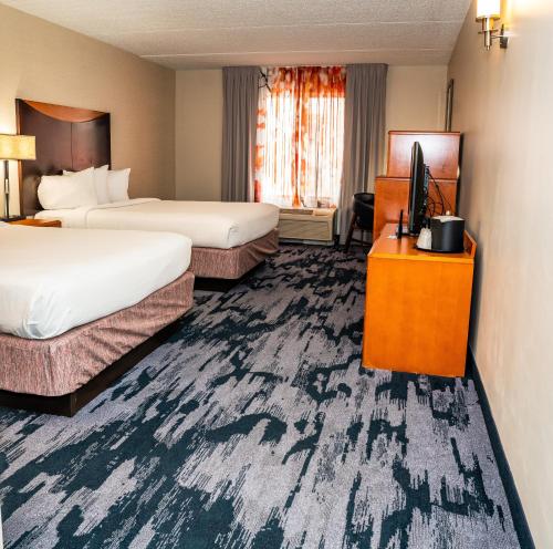 圣安东尼奥圣安东尼奥市区/阿拉莫广场万豪费尔菲尔德酒店的酒店客房设有两张床和一台平面电视。