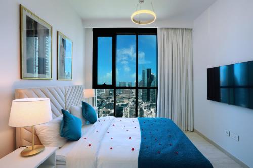 迪拜Stunning Apartment with Direct access to Dubai Mall的一间卧室设有一张床和一个大窗户
