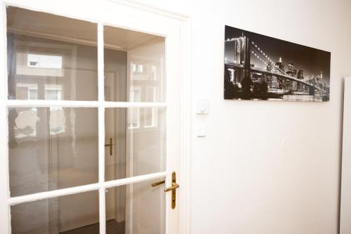 维也纳Premium 80 m2 Apartment - 5 min to Center - Free Parking的墙上挂着照片的白色门