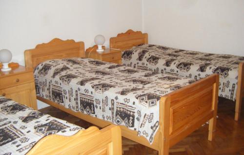 Dane农场旅馆的一间卧室设有两张床和两个床头柜