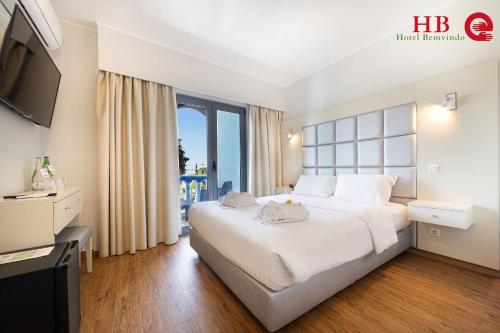 阿尔布费拉Urban Hotel Santa Eulalia的酒店客房设有一张大床和一台电视。