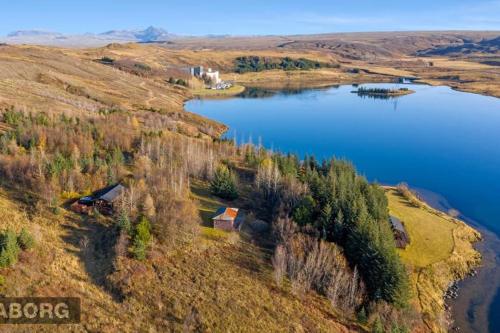 ÚlfljótsvatnLakeside cabin in Thingvellir #2的田间湖泊的空中景观