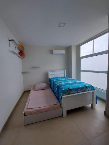 萨利纳斯Oasis Suite Salinas的一间卧室设有一张床和一个大窗户