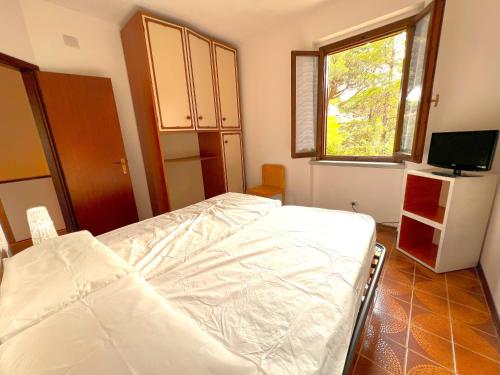 普林希匹纳马尔Paguro的卧室配有白色的床和窗户。