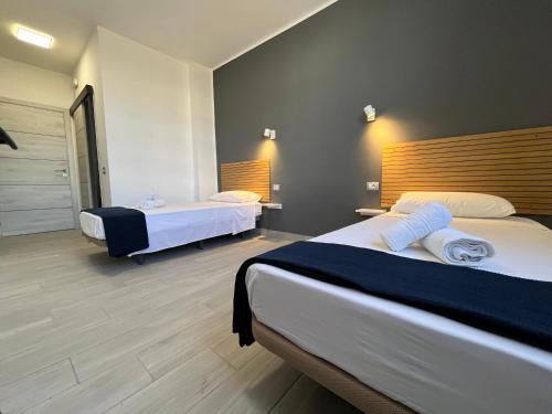 Buzanada卡桑德拉酒店的一间酒店客房,房间内设有两张床