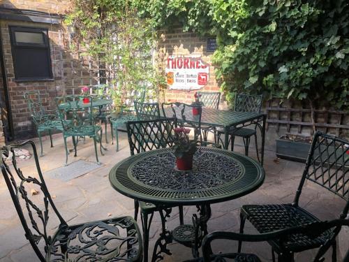 温莎The Windsor Trooper Pub & Inn的户外桌椅和植物