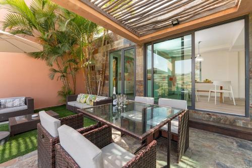 萨洛夫雷Villa mit Pool Los Lagos 16的户外庭院配有玻璃桌和椅子