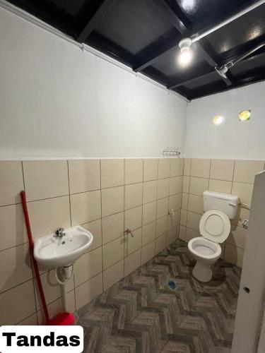 TuaranElijah’s Tiny House的一间带卫生间和水槽的浴室