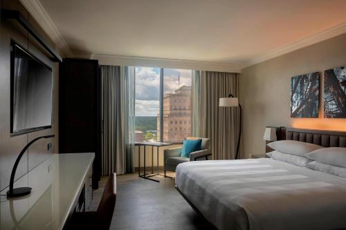 温斯顿·塞勒姆温斯顿 - 塞勒姆万豪酒店的酒店客房设有一张床和一个大窗户